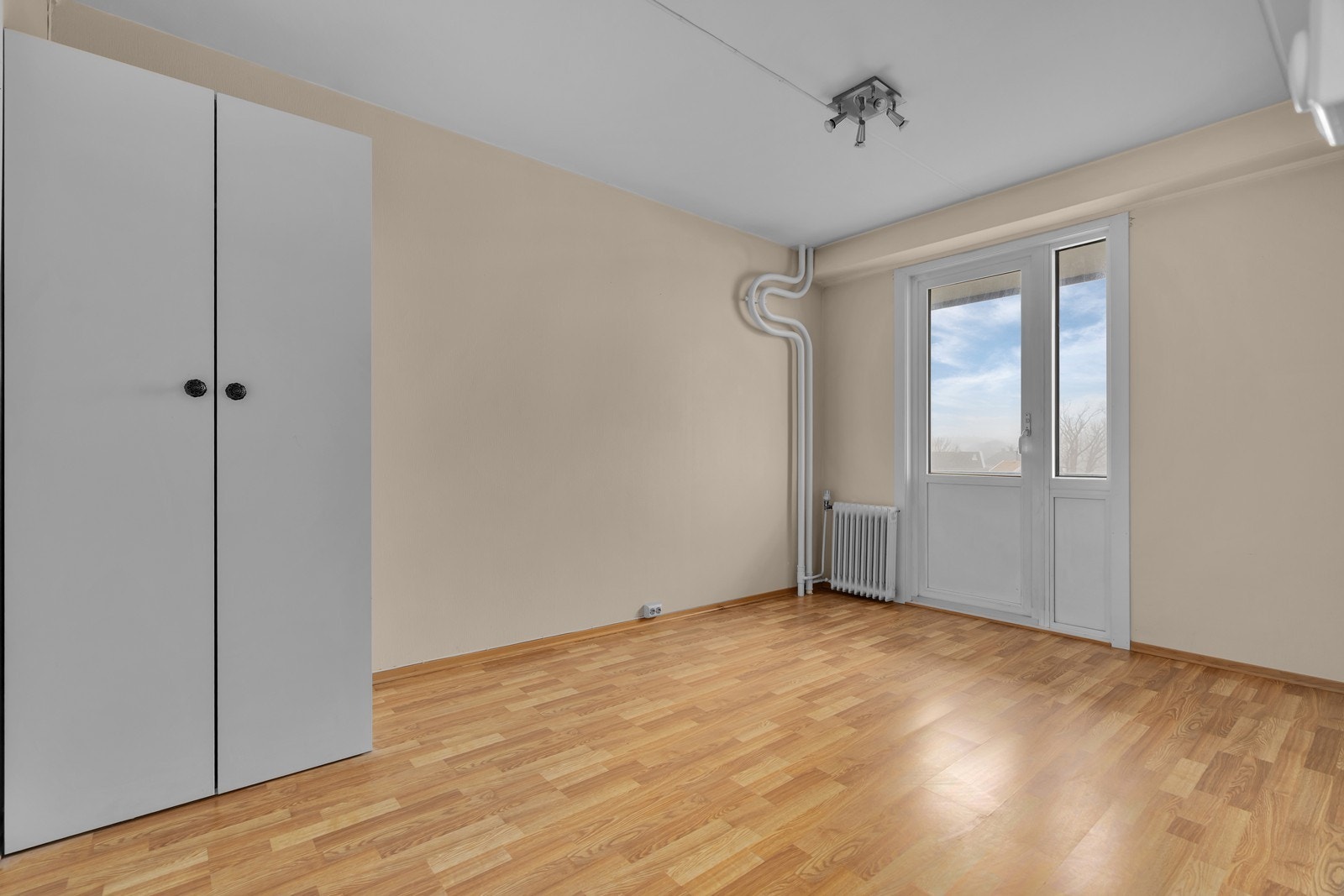 Soverom 1 - med garderobeskap og inngang bod med plassbygde hyller Galleribilde