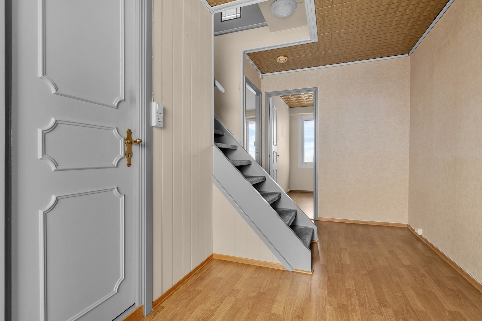 Entré/hall med trapp mellom etasjene Galleribilde