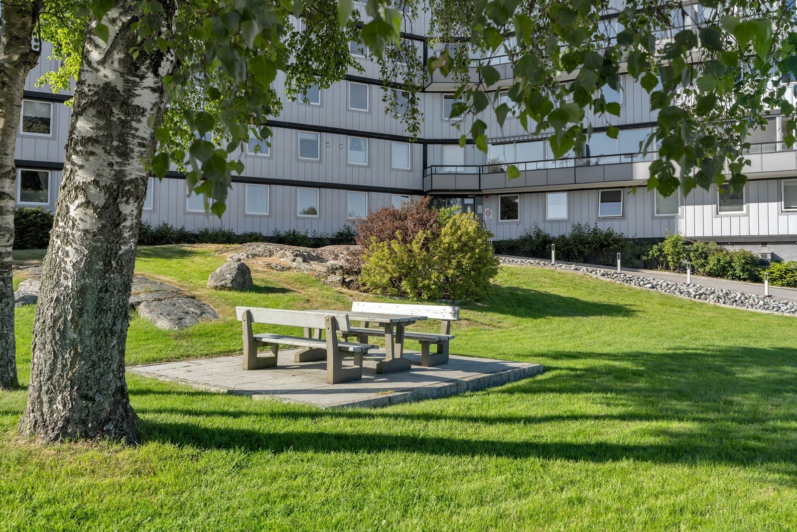 Ryddig tomt med felles sittegrupper Galleribilde