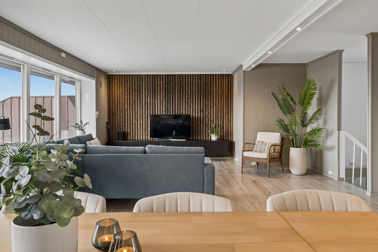 Stue med gode møbleringsmuligheter. Galleribilde