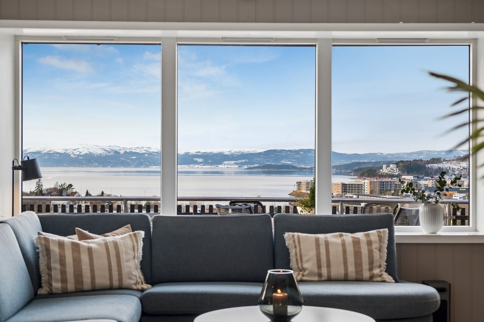 Flott utsikt utover byen og Beitstadfjorden Galleribilde