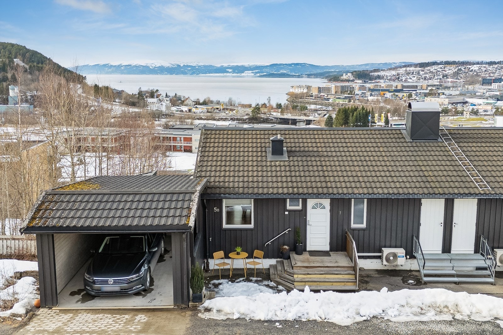 Carport i tilknytning til 2 p-plasser på gateplan. Galleribilde