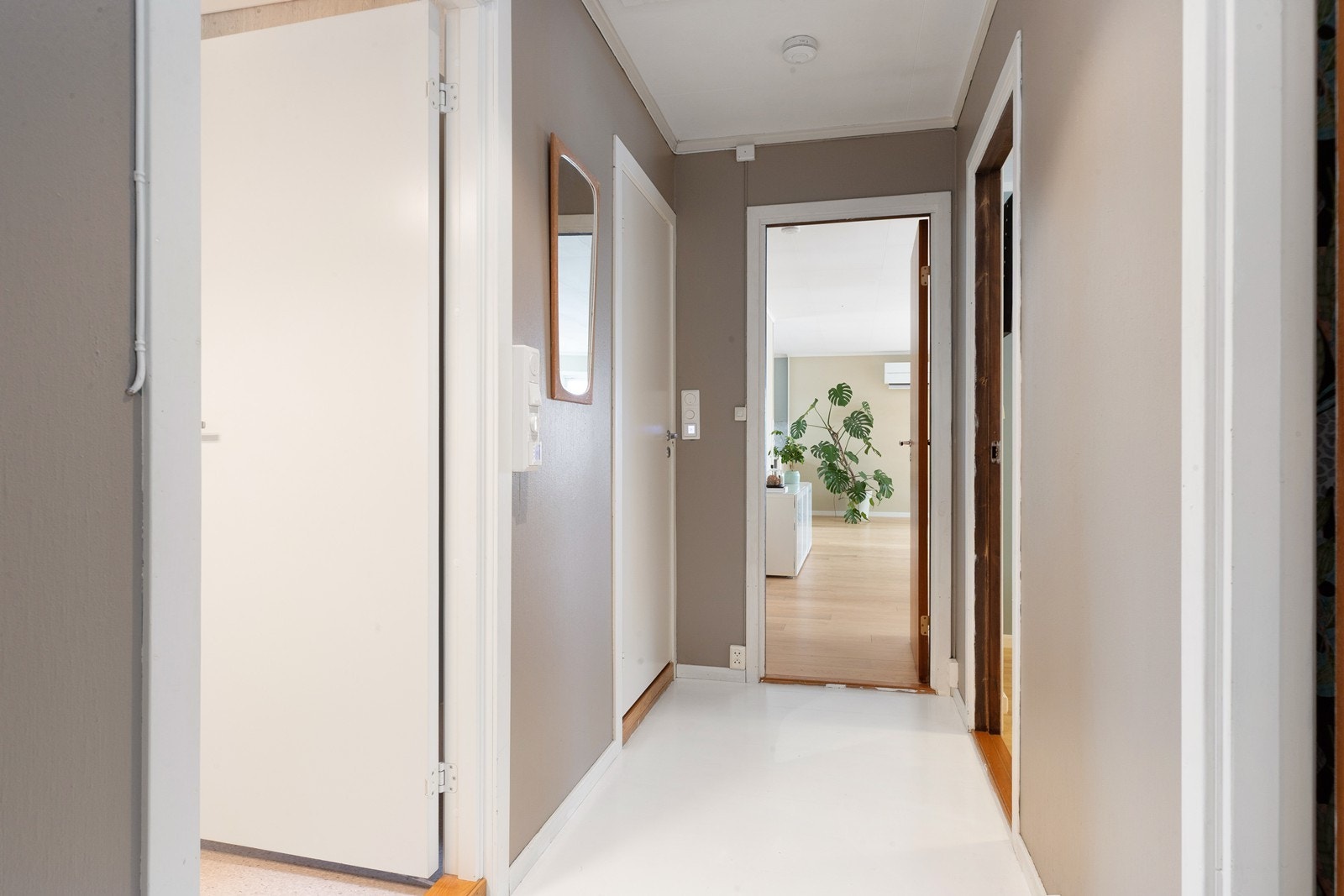 Gang med adkomst til 3 soverom og 2 bad Galleribilde