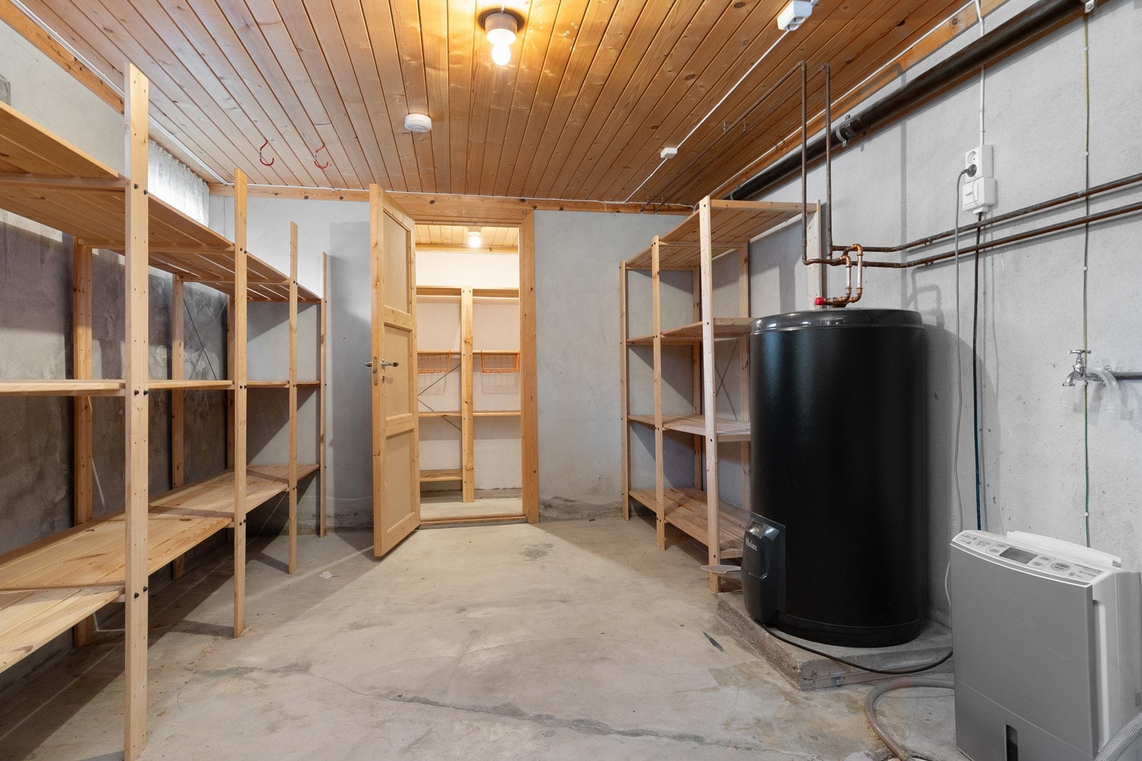 Kjellerrom, nyere varmtvannsbereder Galleribilde