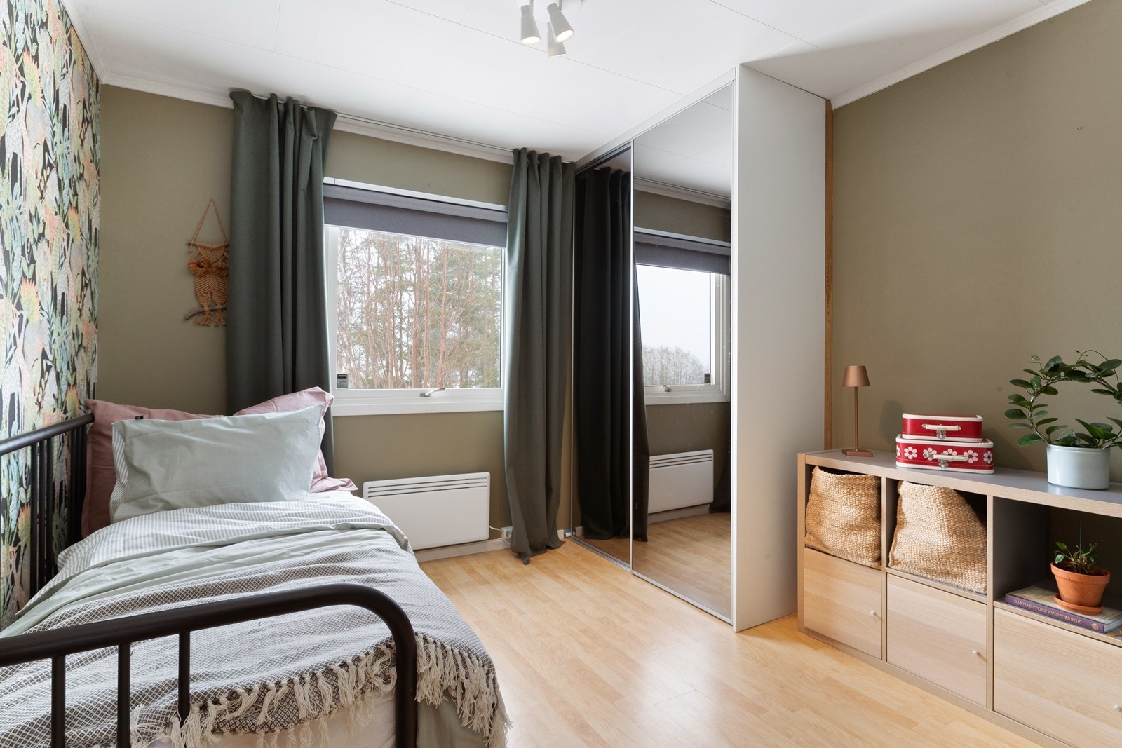 Soverom med skap Galleribilde