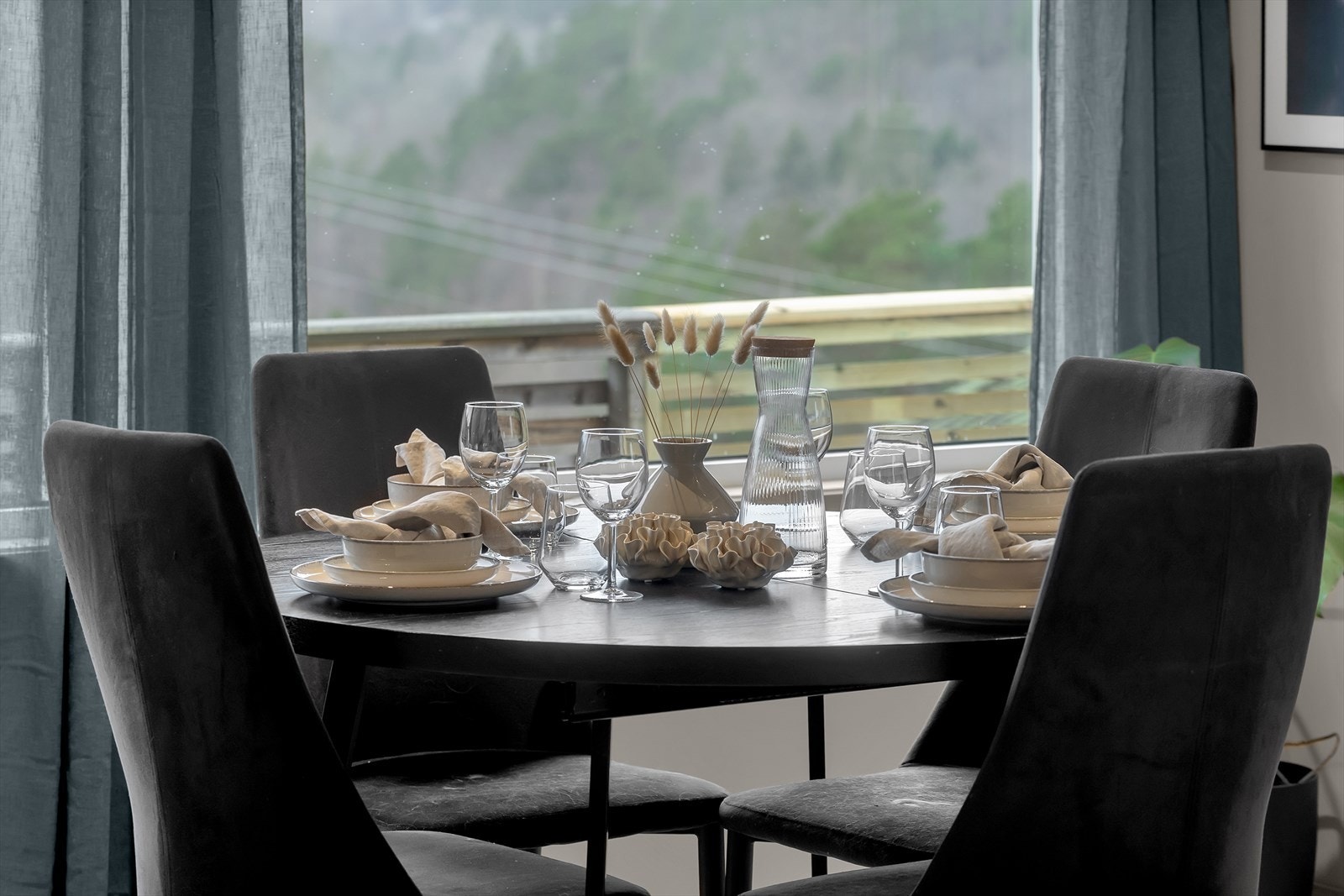 Boligen ligger høyt i terrenget, med flott utsyn. Galleribilde