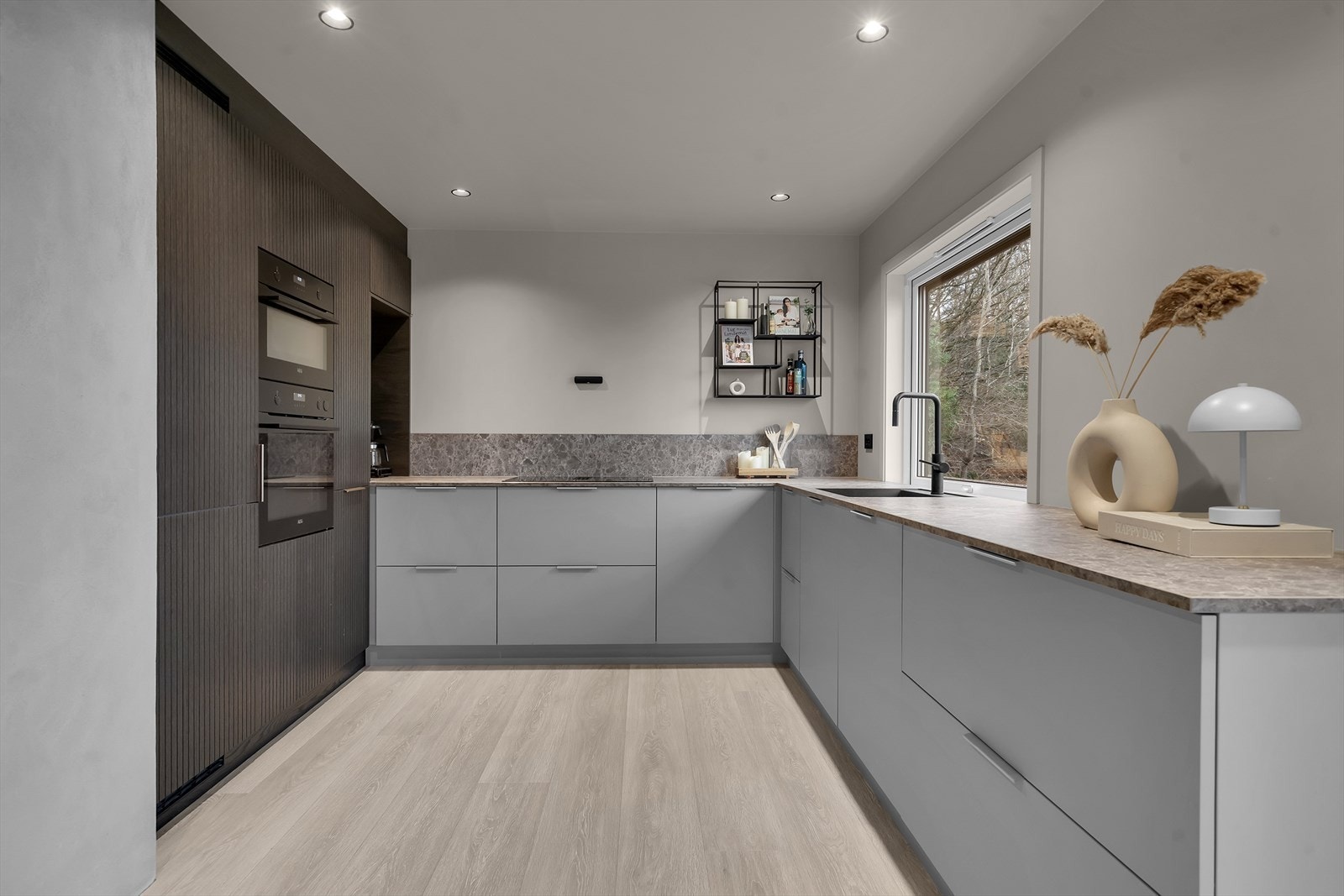 Lekker KVIK-kjøkkeninnredning fra år 2024 | Rikelig med skap- og benkplass. Galleribilde