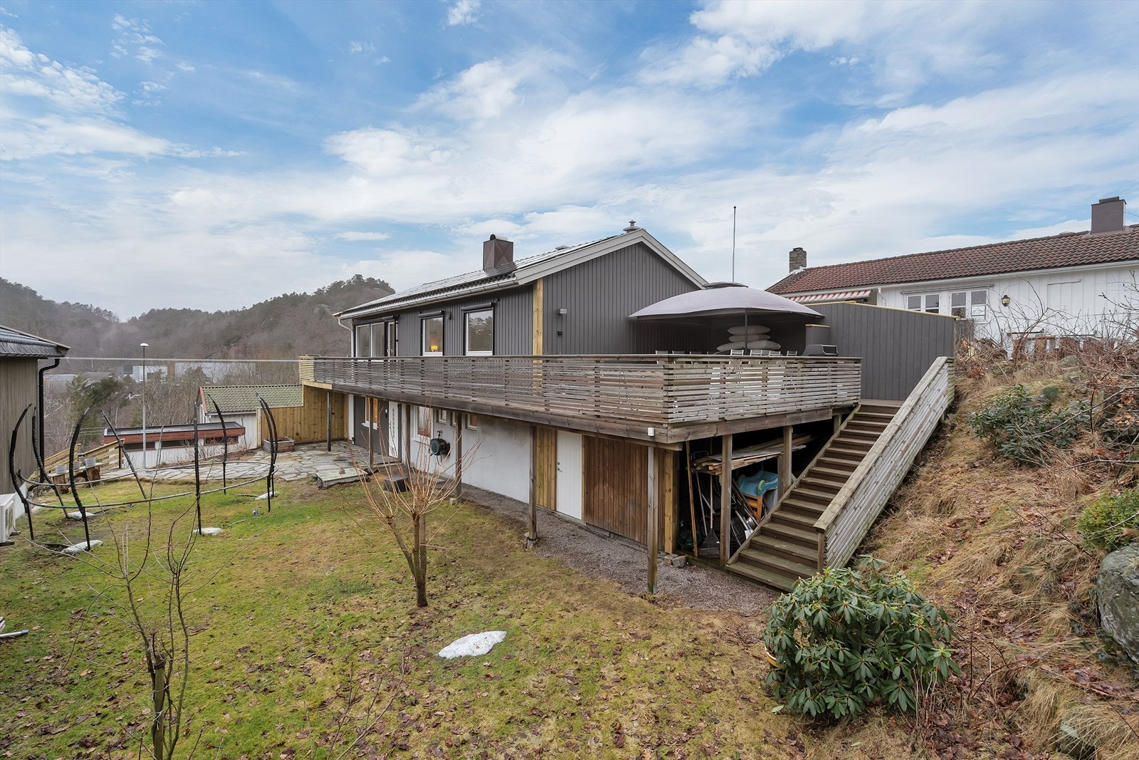 Pent opparbeidet, romslig tomt | Her blir det svært idyllisk i sommersesongen. Galleribilde