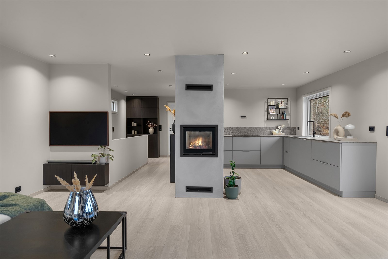 Stue | Flott innebygget Contura peis med nyrenovert pipe, i lekker utførelse fra gulv til tak. Galleribilde