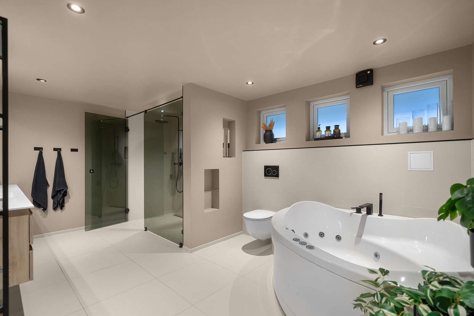 Lekkert og romslig bad, fra 2021 | Varme i gulv. Galleribilde