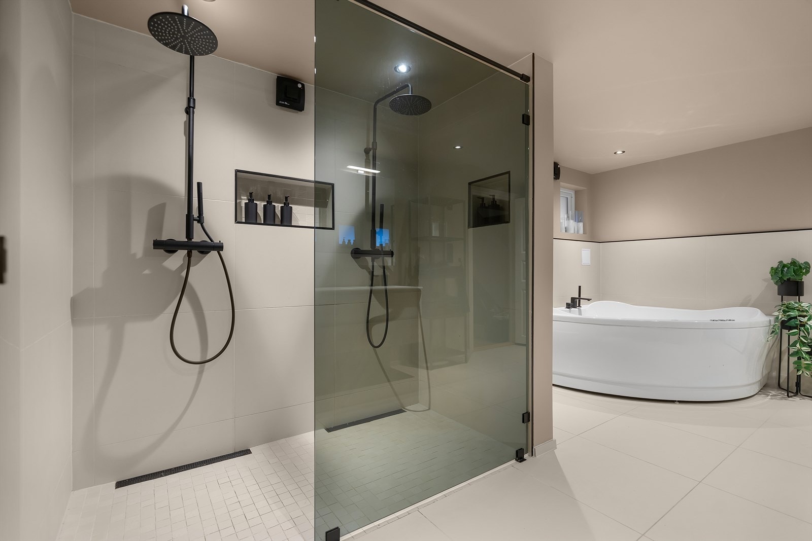 Lekkert og romslig bad, fra 2021 | Varme i gulv. Galleribilde