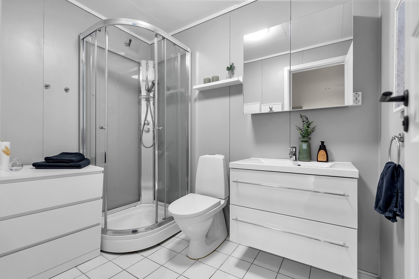 Boligen er praktisk innredet, med bad i hver etasje | Dette er badet oppe | Varme i gulv. Galleribilde