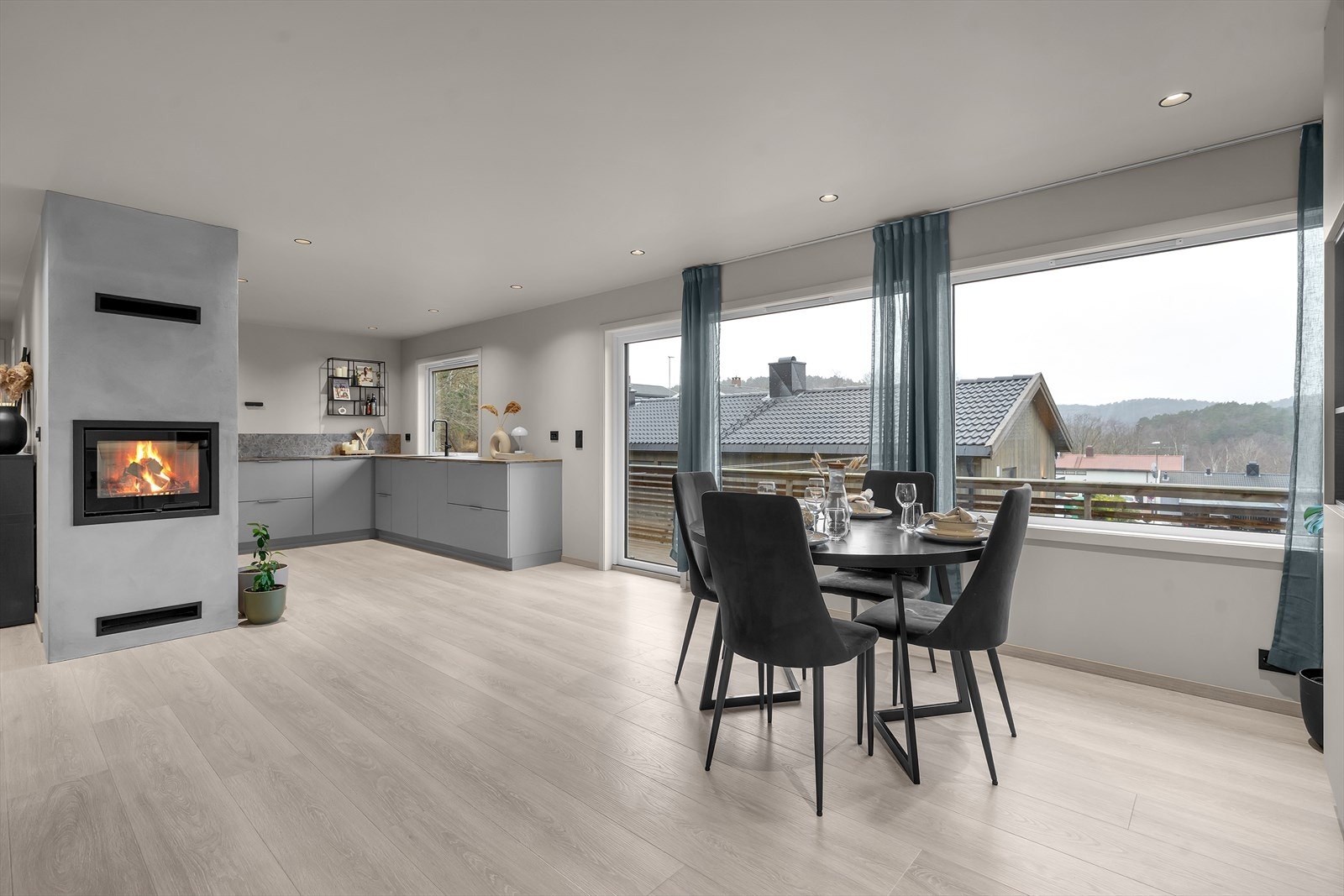 Dette er en svært pen og påkostet enebolig, med moderne og gjennomtenkte løsninger. Galleribilde