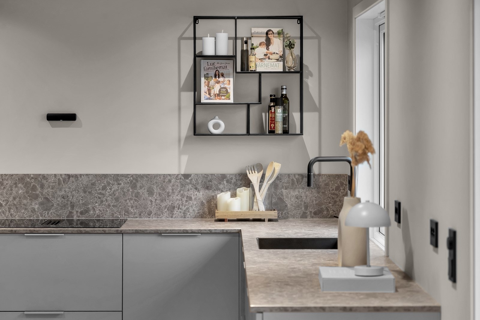 Kjøkken | Integrerte hvitevarer på kjøkkenet medfølger i handelen (intergrert kjøleskap, oppvaskmaskin, stekeovn, platetopp og komfyr). Galleribilde