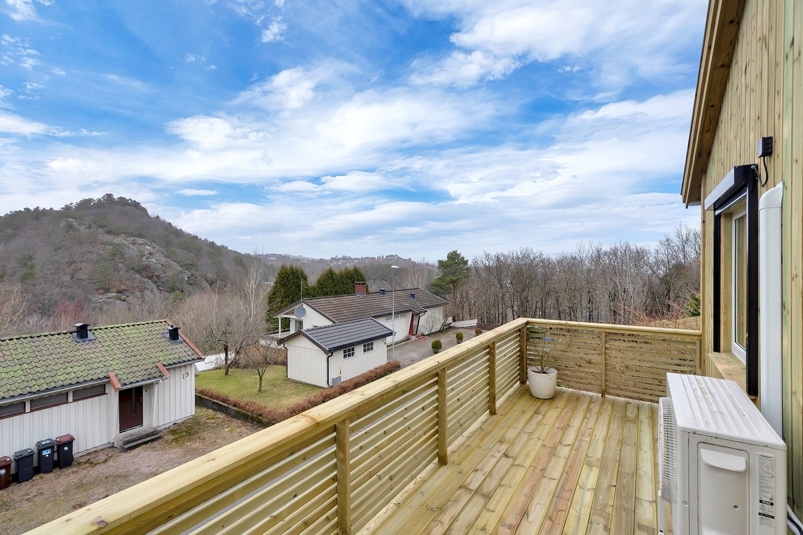 Kledningen og terrasse på denne siden av huset bli skiftet i 2026. Galleribilde