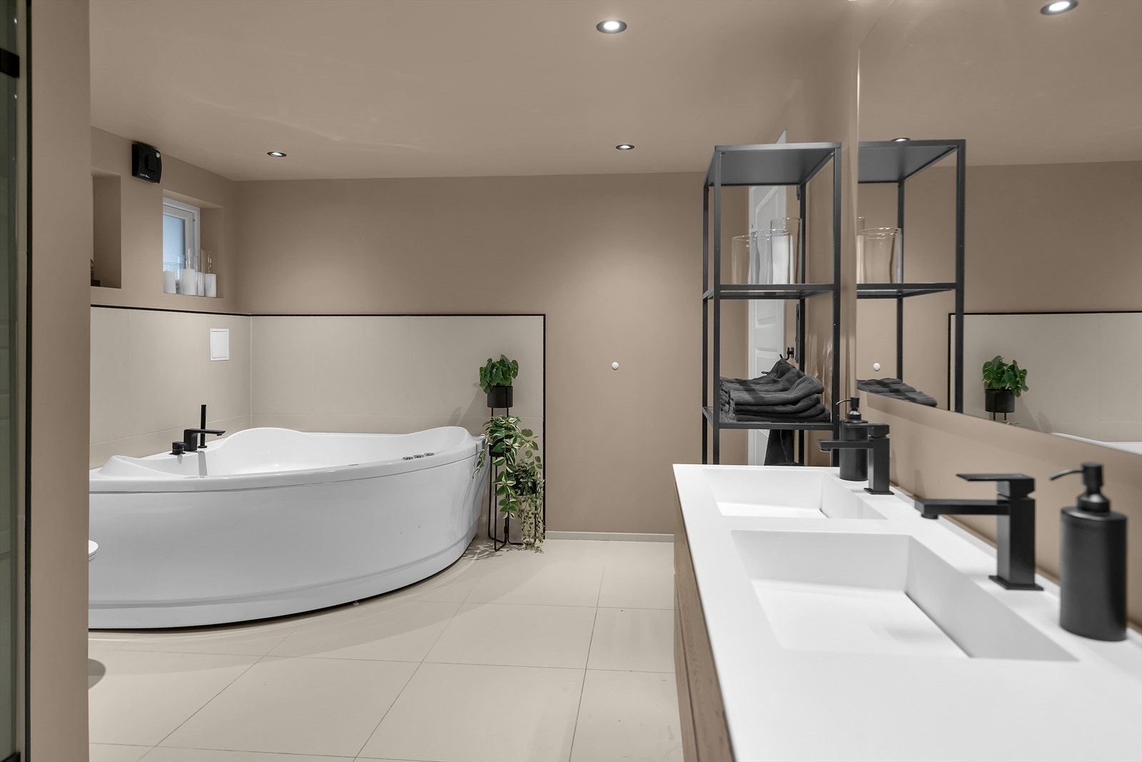 Lekkert og romslig bad, fra 2021 | Varme i gulv. Galleribilde