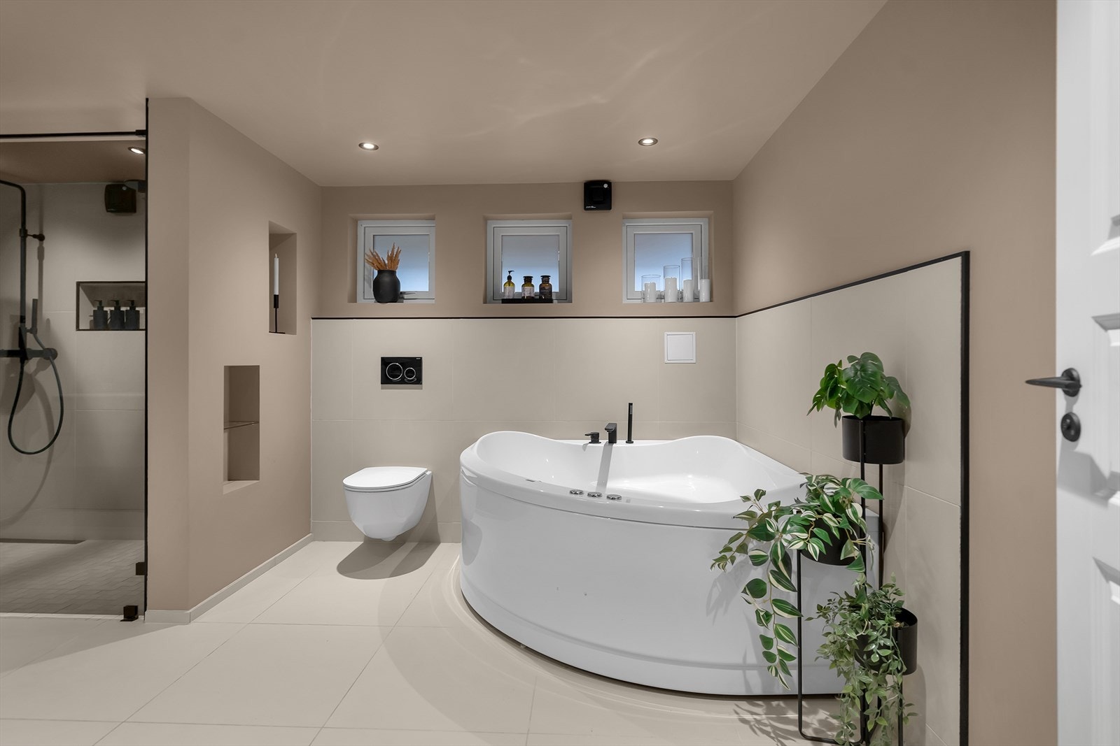 Lekkert og romslig bad, fra 2021 | Varme i gulv. Galleribilde