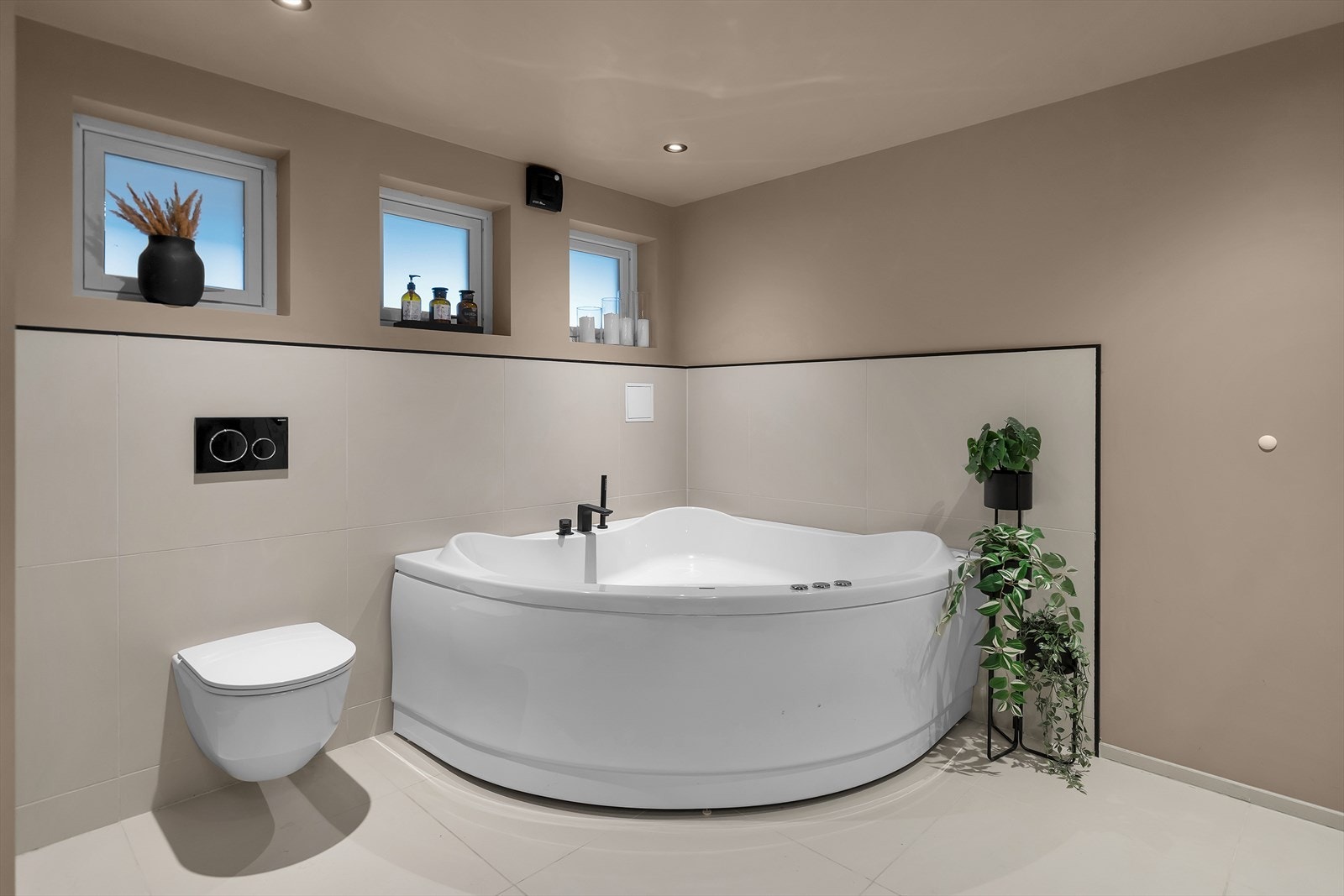 Lekkert og romslig bad, fra 2021 | Varme i gulv. Galleribilde