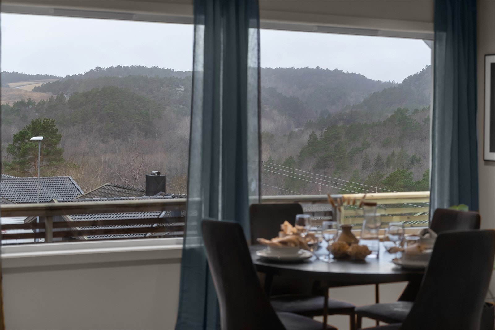 Stue/spisestue med utsikt. Galleribilde