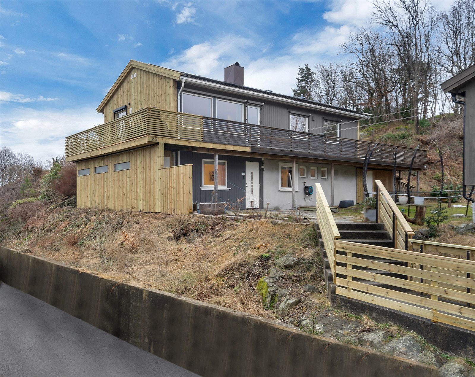 Fasade | Kledning og terrasse mot vest fra 2026 | Kledning mot sør og øst fra 2012. Galleribilde