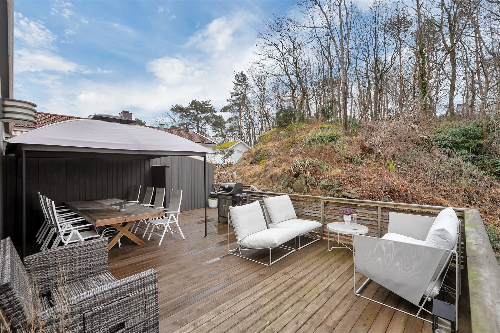 Terrassen fortsetter på baksiden av boligen. Galleribilde