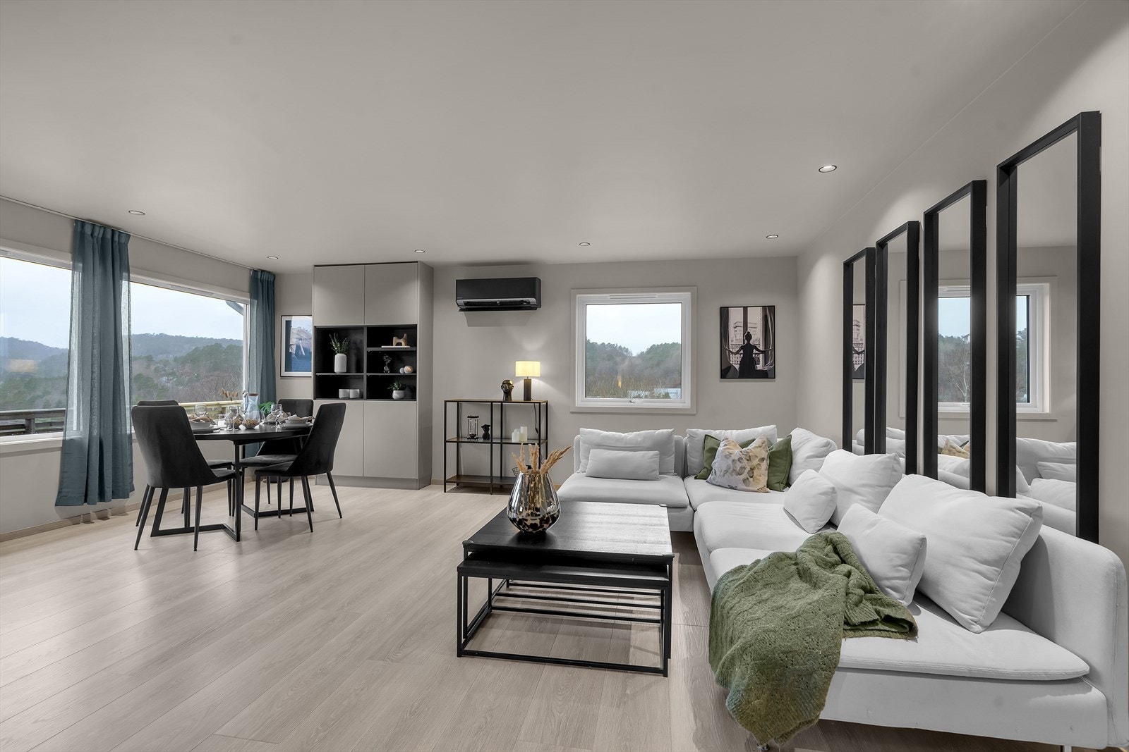 Lys og pen stue | De store vindusflatene sørger for en god romfølelse, samt rikelig med naturlig lysinnslipp. Galleribilde