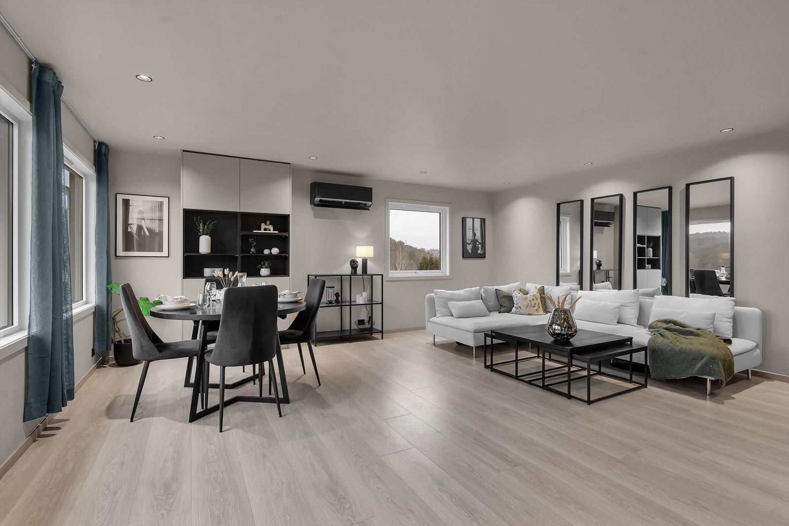 Stuen er romslig, med god plass til både spisebord og sofagruppe | Varmepumpe fra 2024. Galleribilde