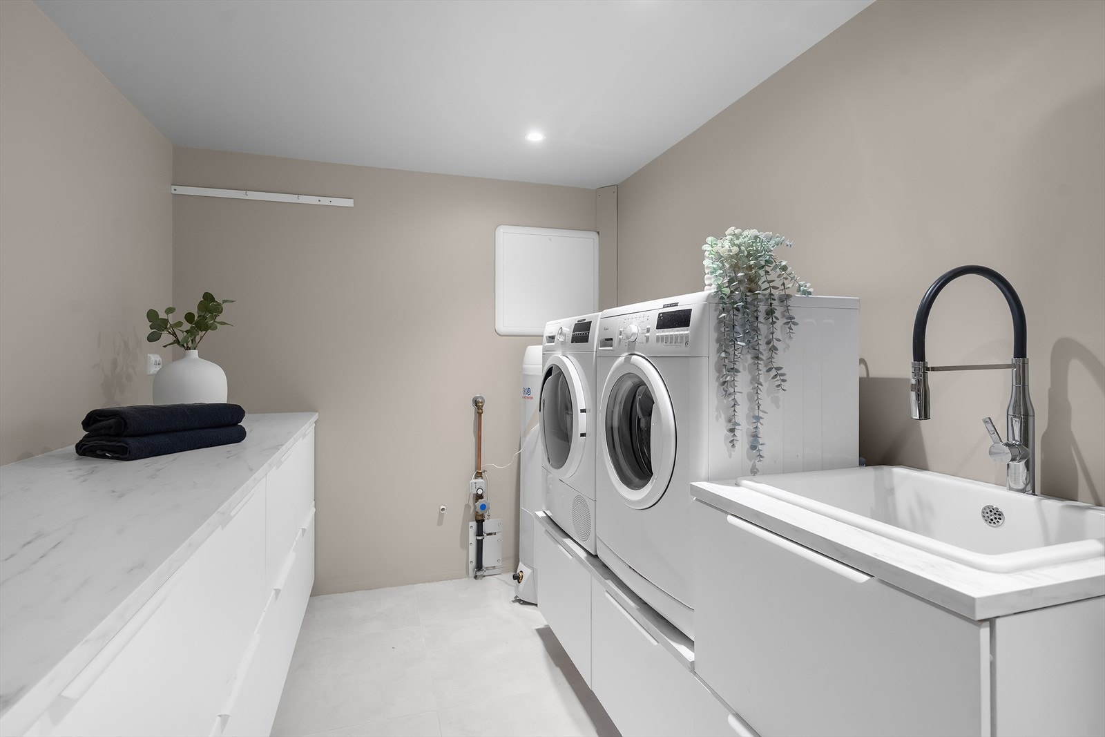 Praktisk vaskerom fra 2021 | Varme i gulv. Galleribilde