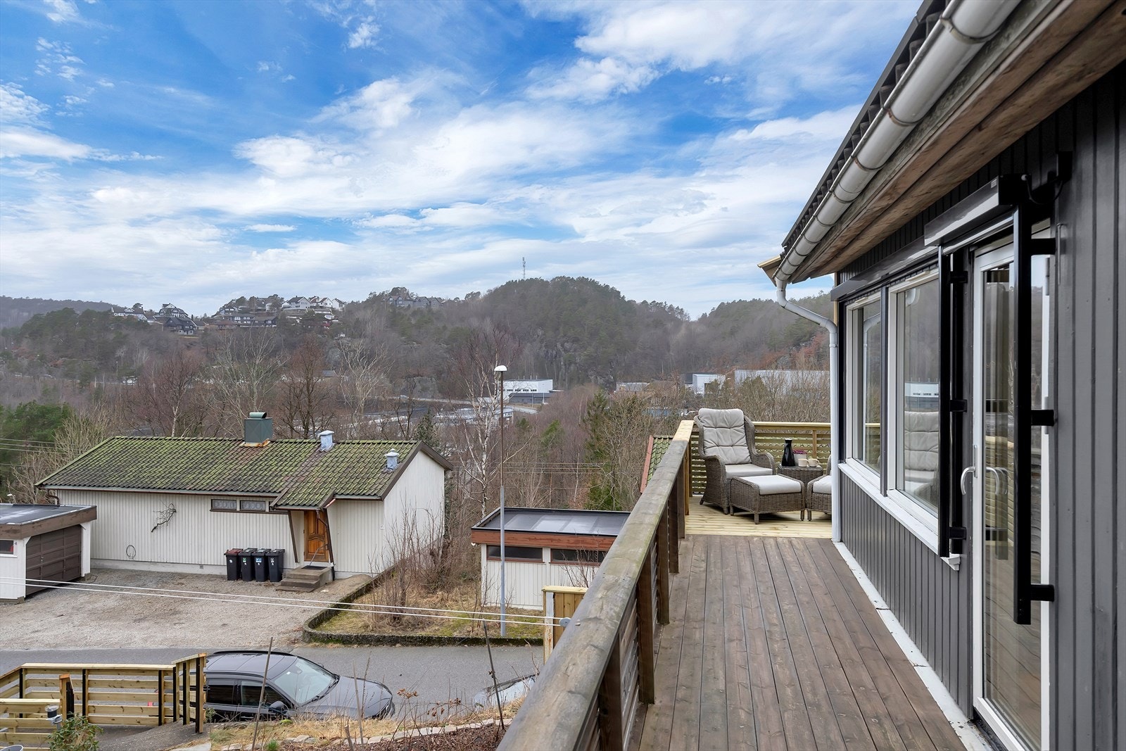 Adkomst fra stue/kjøkken til solrik terrasse med flott utsikt. Galleribilde