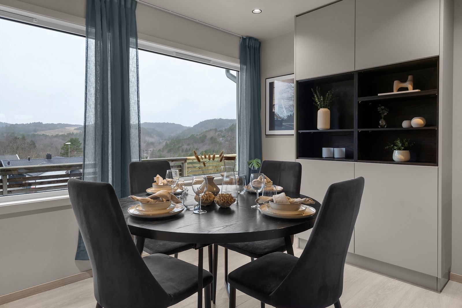 Stue/spisestue med utsikt | Solskjerming på alle vinduer i denne etasjen, styrt av somfy. Galleribilde