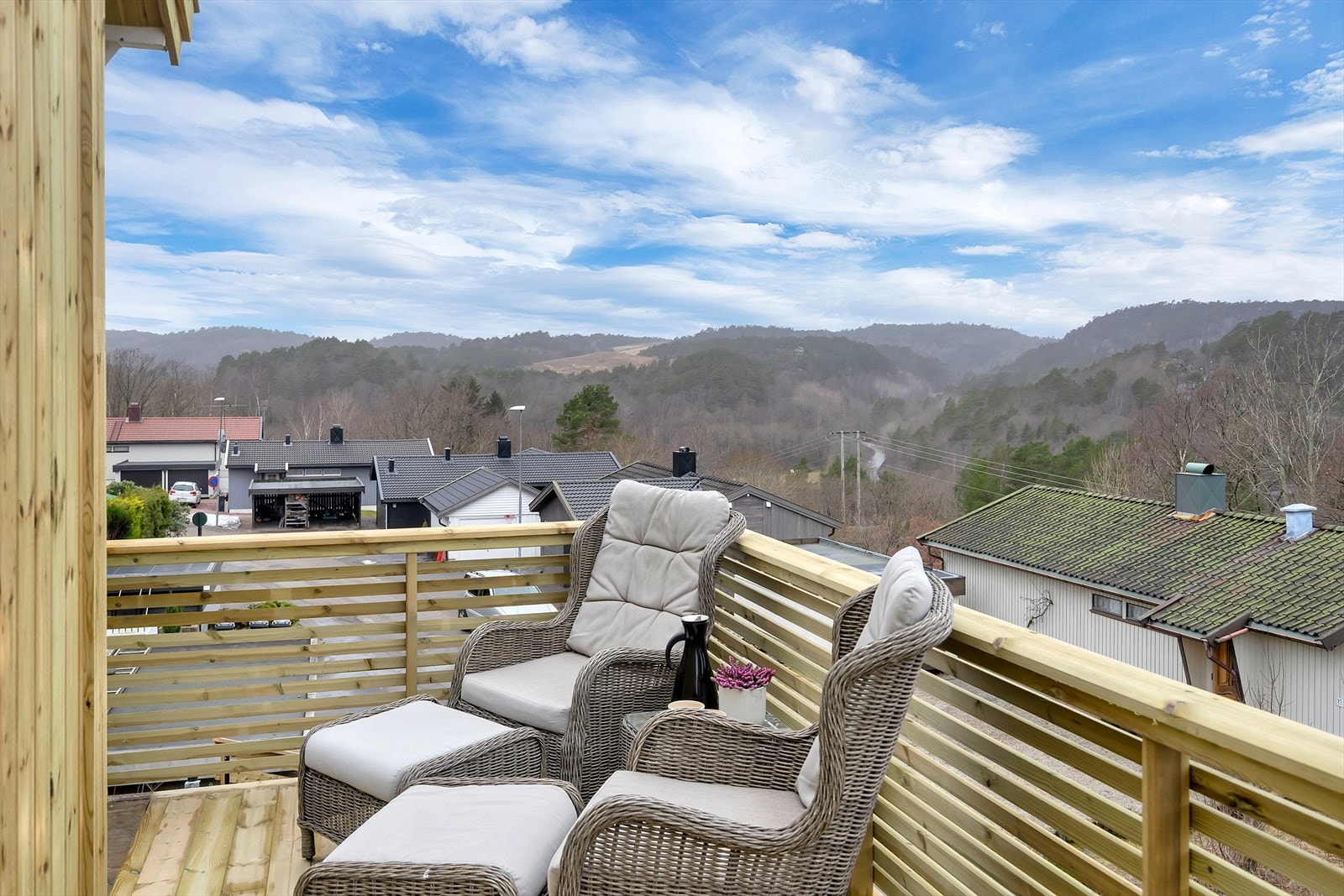 Adkomst fra stue/kjøkken til solrik terrasse med flott utsikt. Galleribilde