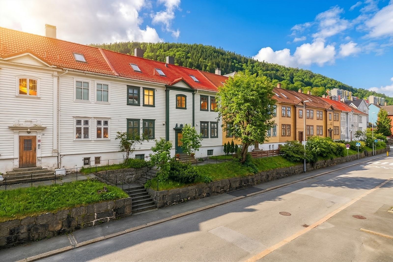 Leiligheten ligger i et veletablert og populært område ved Danmarksplass. | Her bor du sentralt og urbant til med kort vei til butikker, treningssentre, kollektivtransport, studiesteder, spisesteder, arbeidsplasser og flotte turområder. Galleribilde