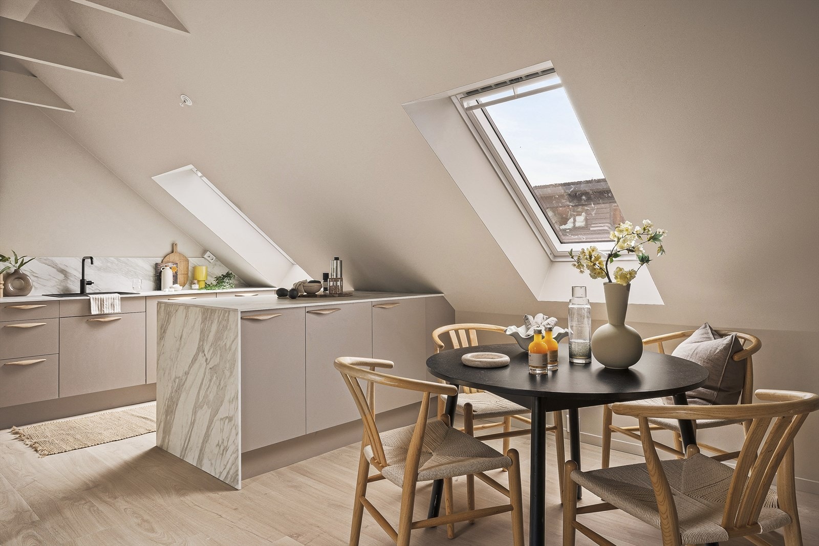 Sosialt og luftig kjøkken med praktiske løsninger samt godt med benkeplass. Galleribilde