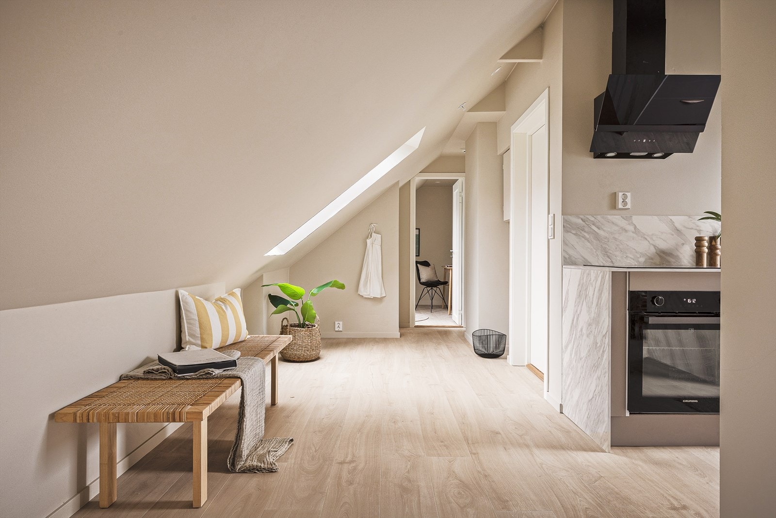 Merk deg det lekre 1-stavs parkettgulvet som er gjennomgående i leiligheten. Galleribilde