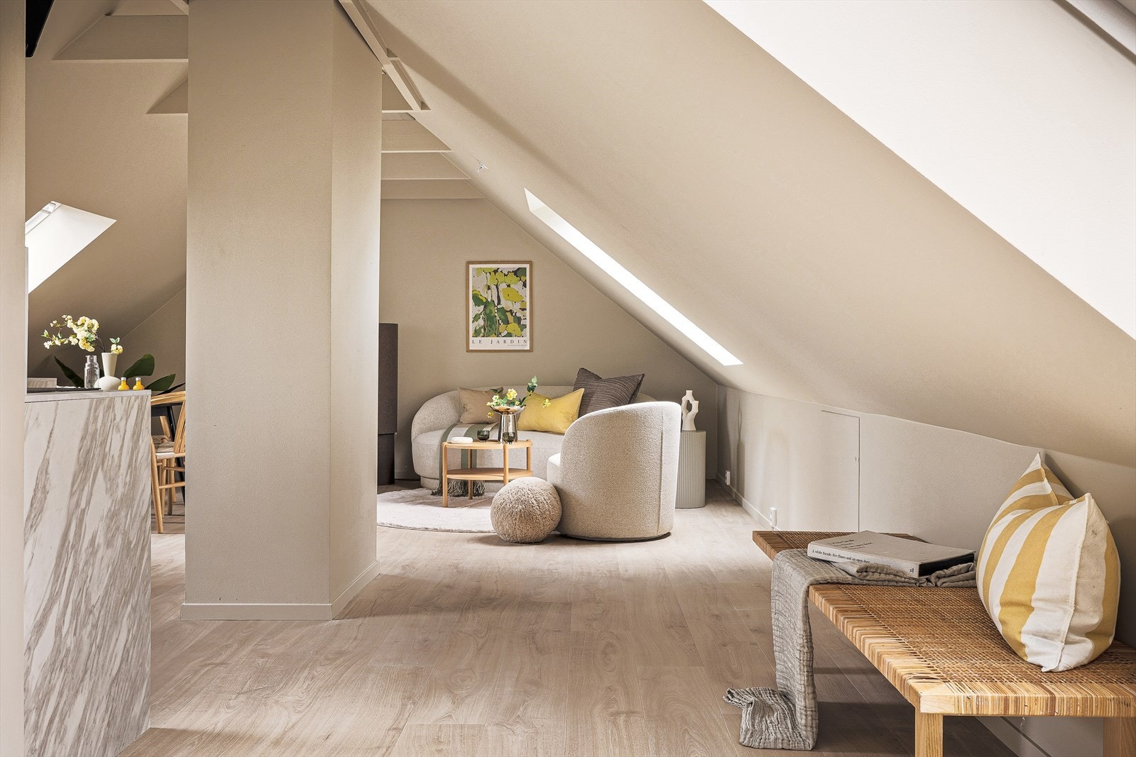 Leiligheten har naturlige overganger mellom sonene, der kjøkken, spiseplass og stue flyter sømløst sammen og skaper en harmonisk helhet. Galleribilde