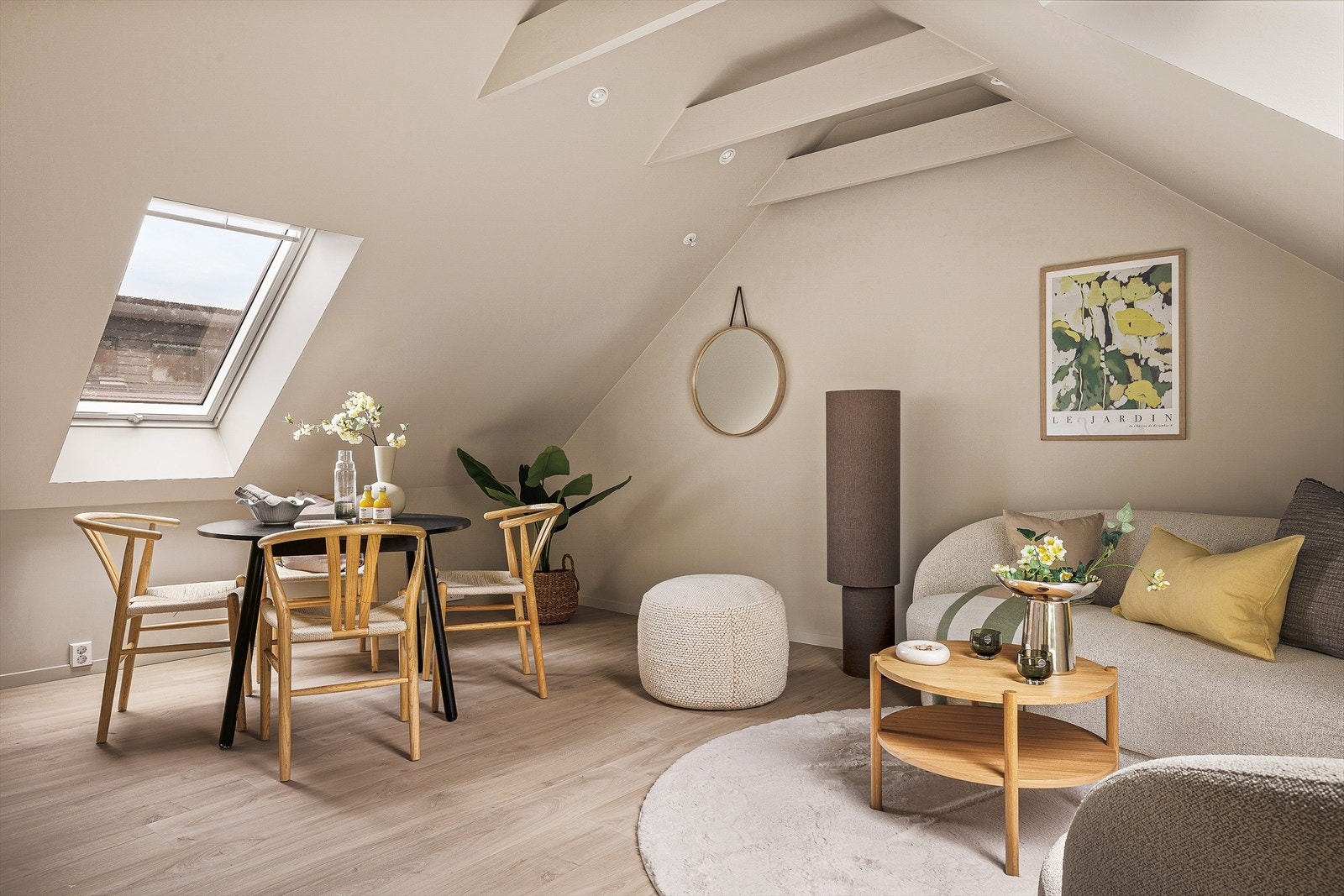 Merk deg spottene i taket som bidrar til en lun og innbydende atmosfære, og skaper den rette stemningen uansett tid på døgnet. Galleribilde