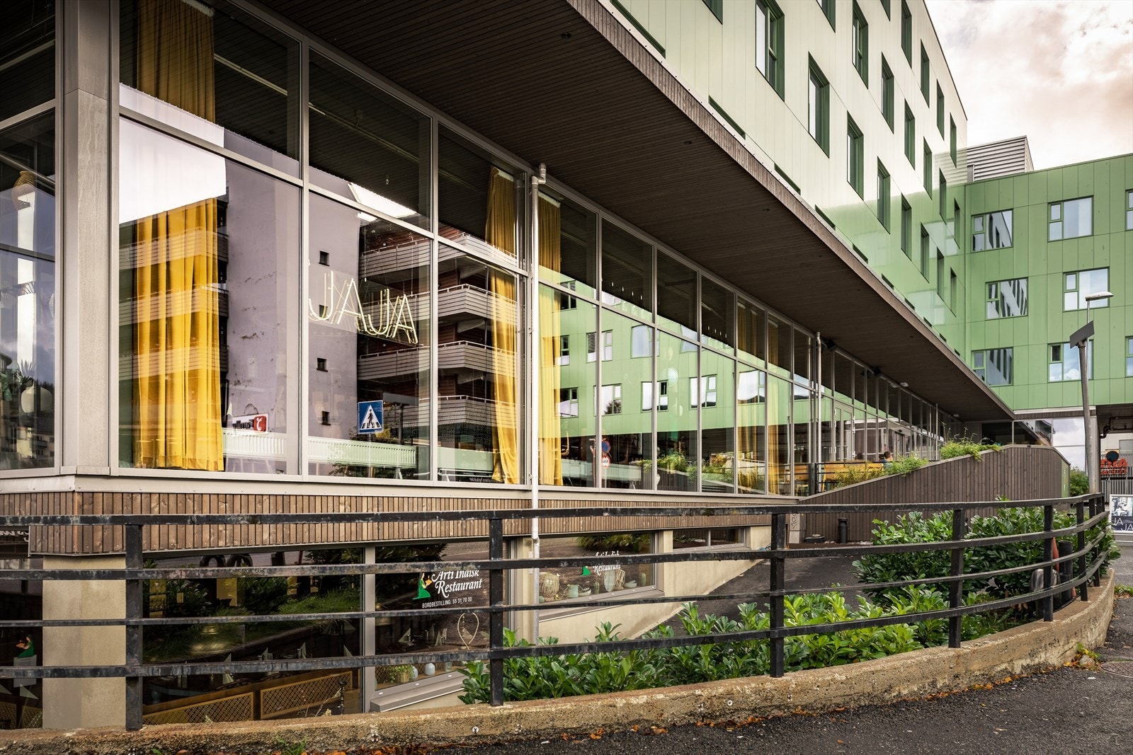 Det er heller ikke lange spaserturen til restauranter som Bien Snackbar, Peppes Pizza, JaJa resturant og bar, sumo og Arti Danmarksplass Galleribilde