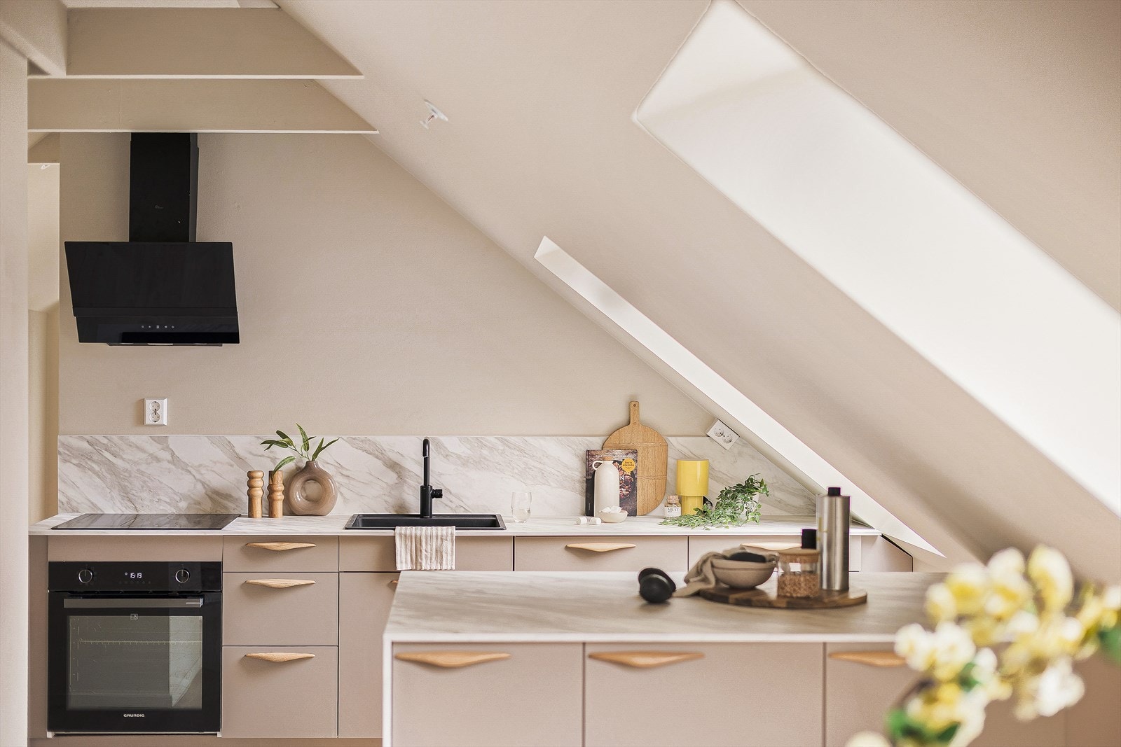 Det stilrene kjøkkenet er fra kvalitetsmerket Norema. Galleribilde