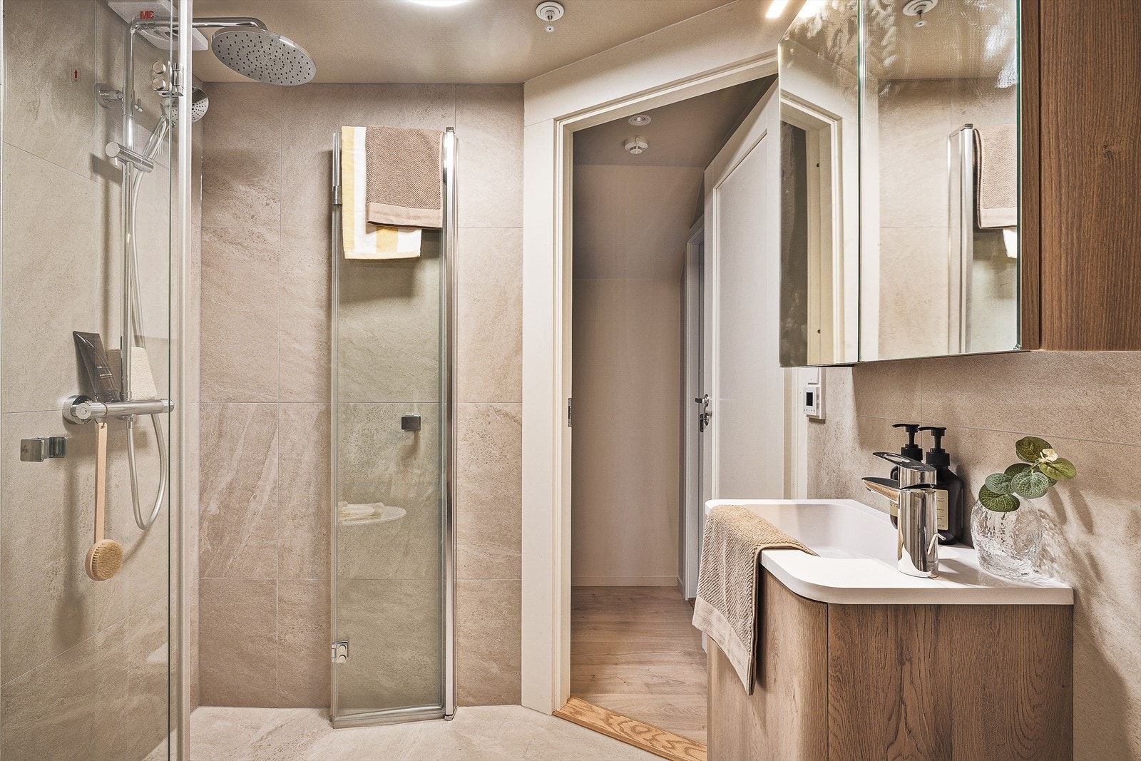 Badet er moderne og stilrent, med gode oppbevaringsløsninger og gjennomførte tidsriktige detaljer. Galleribilde