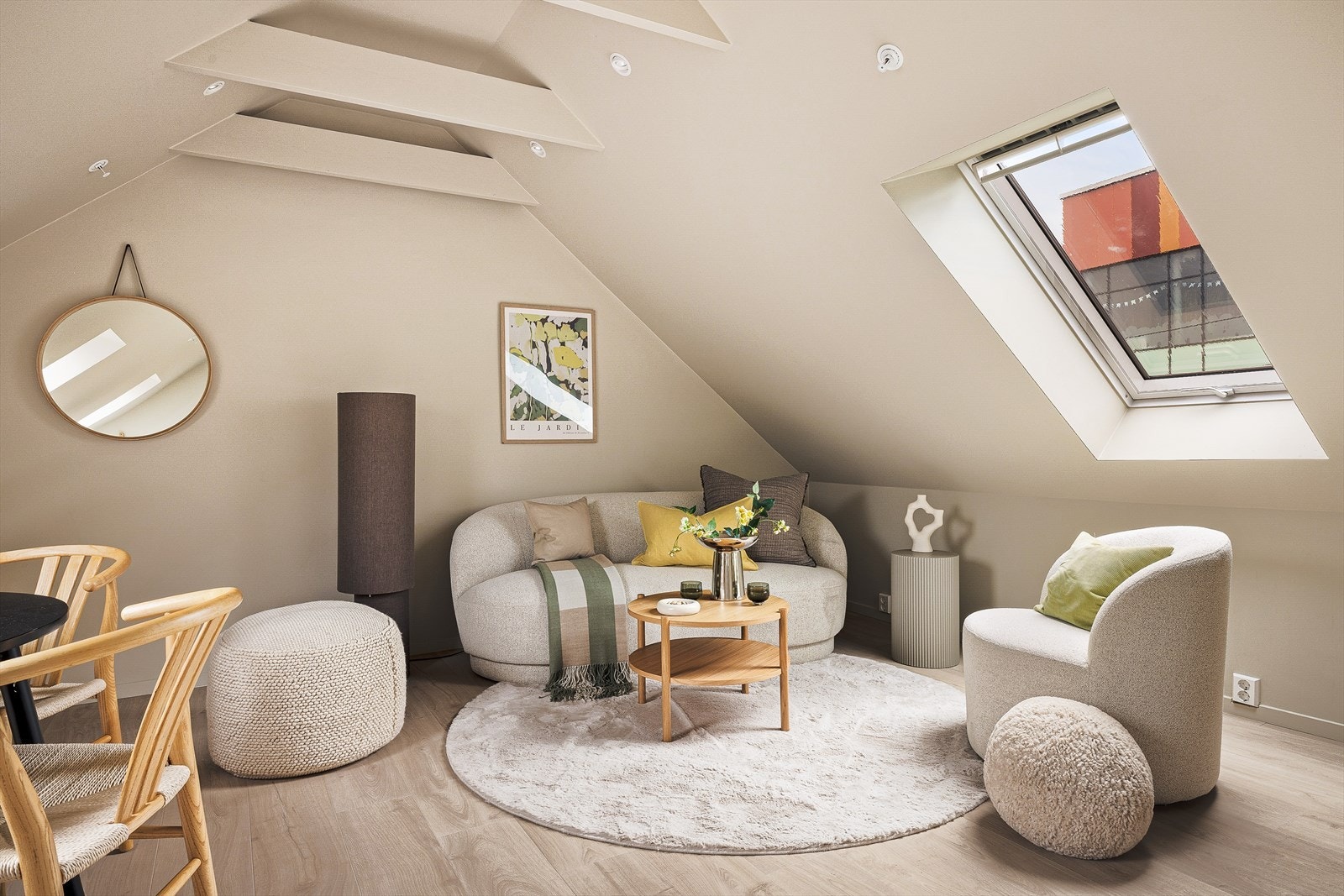 Leiligheten ligger i 3. etasje og inneholder gang, to soverom, bad/wc og åpen stue og kjøkkenløsning. Galleribilde