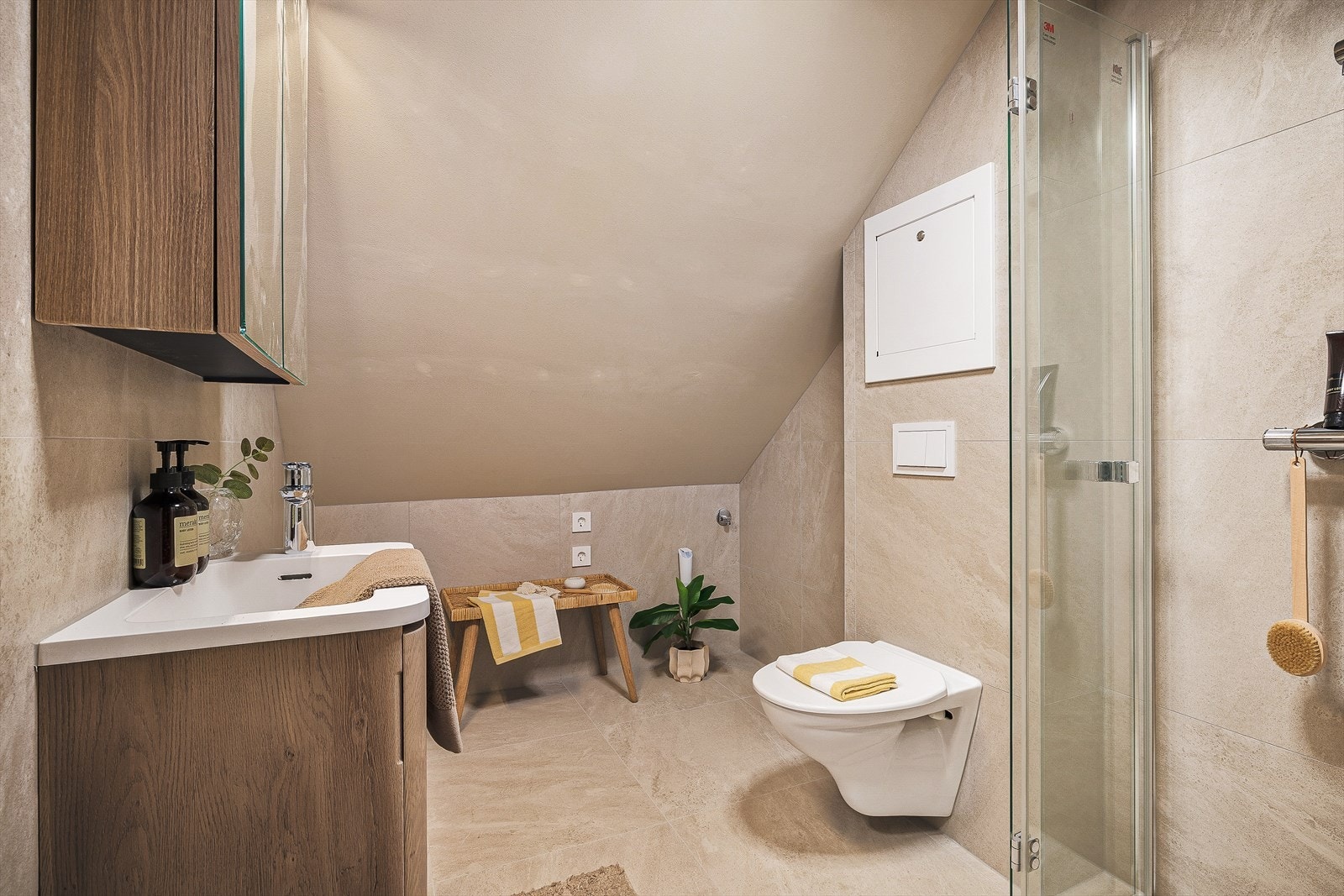 Badet er helfliset med behagelig varme i gulv. Galleribilde