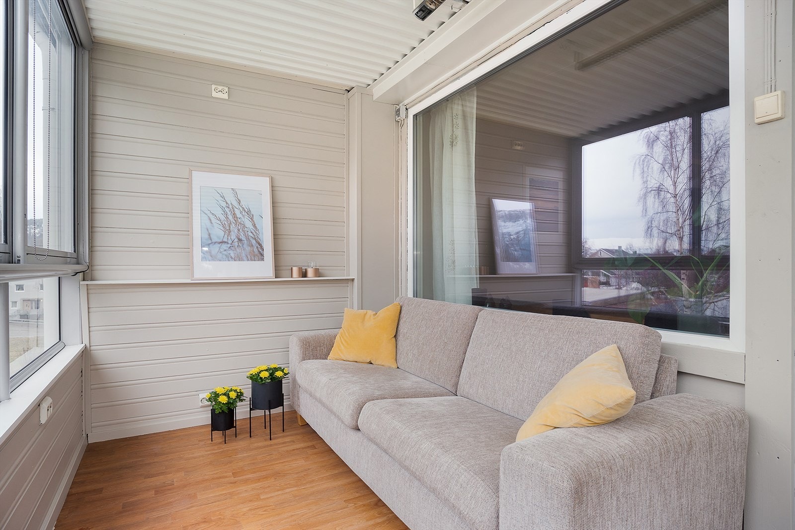 Denne delen av boligen vil forlenge dine sommerkvelder ute i friskluft og fungerer som en forlenget del av stuen. Galleribilde