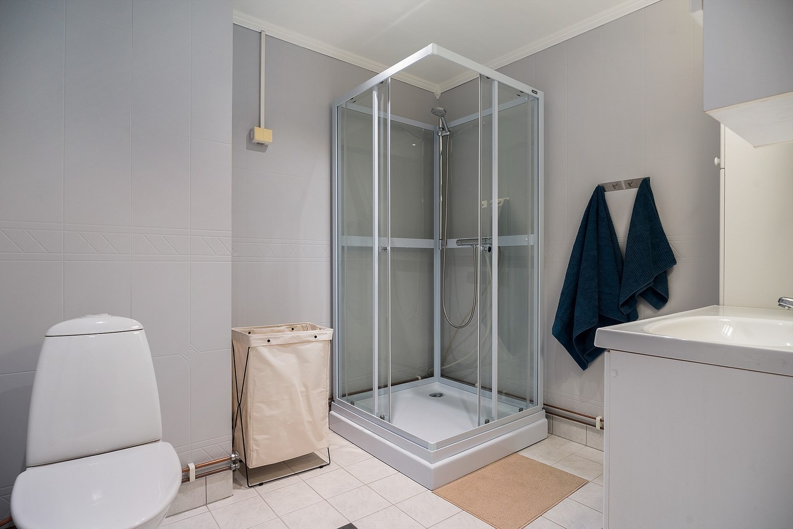 Badet har nymalte vegger og tak. Det er nylig satt inn nytt dusjkabinett. Galleribilde