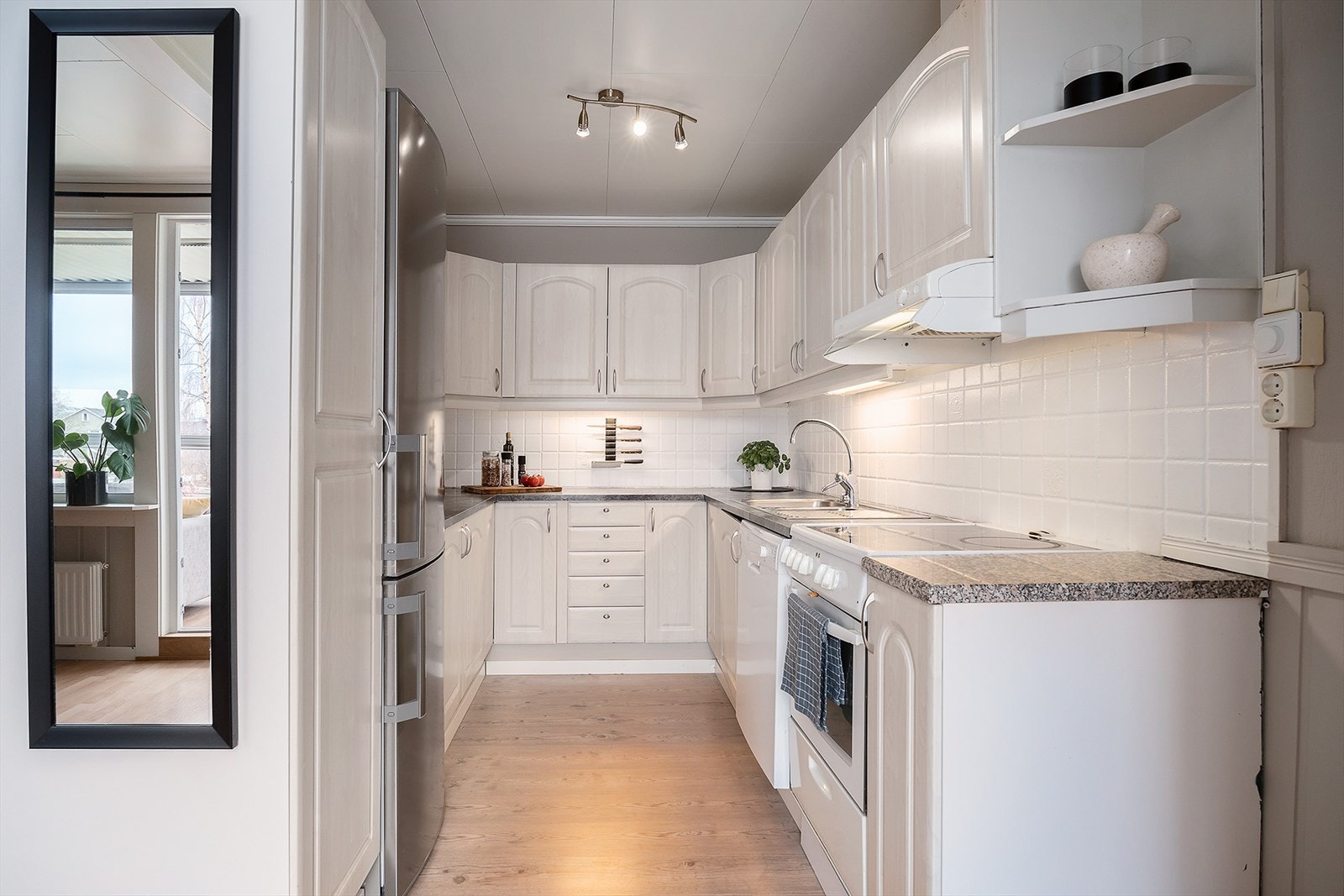 Kjøkkenet har en lys, klassisk innredning. Hvitevarer som kombinert kjøl- og fryseskap, komfyr og oppvaskmaskin medfølger i handelen. Galleribilde