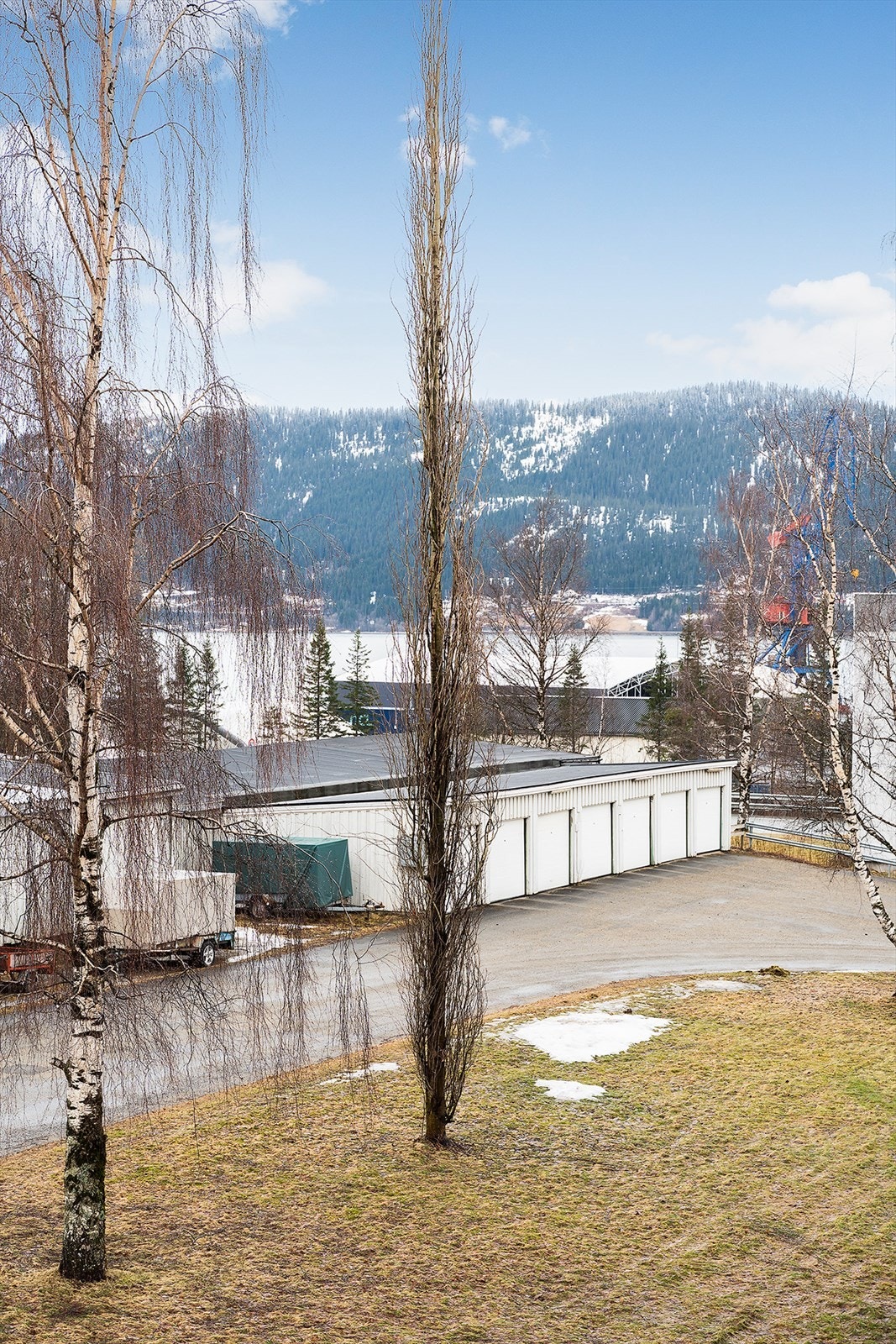 Parkeringsplass med motorvarmeruttak og garasjeplass kan leies fra borettslaget. Dette organiseres med venteliste. Galleribilde