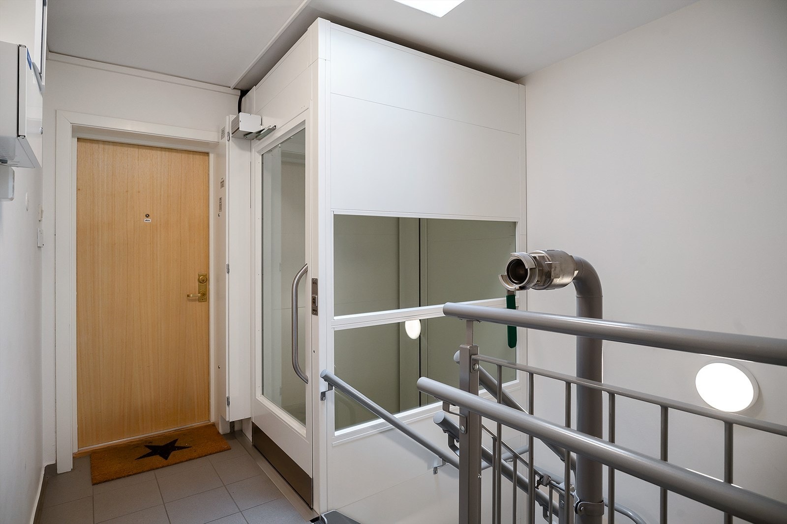 Borettslaget er utstyrt med heis, så det er ingen problem å komme seg opp i etasjene. Galleribilde