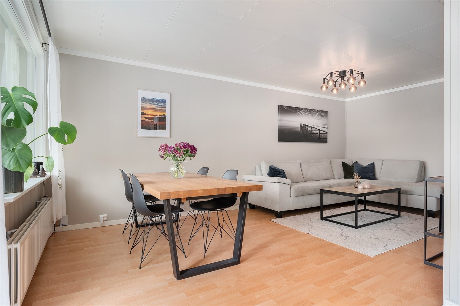 I dette borettslaget er "alt" inkludert. Her nevnes stipulert strøm, oppvaring, heis, 2 romslige soverom, hyggelig, innglasset balkong på ca. 7 m2, porttelefon, opplegg til vaskemaskin på bad og kun 1,5 km til sentrum. Galleribilde