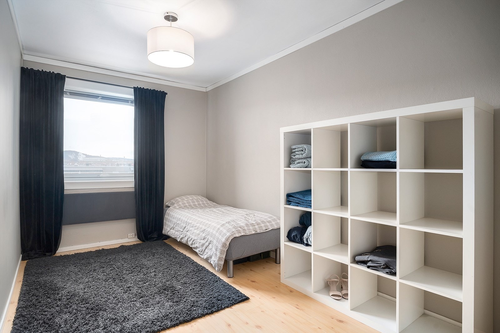 Boligens andre soverom er også romslig med plass til både seng og garderobeløsning. Galleribilde