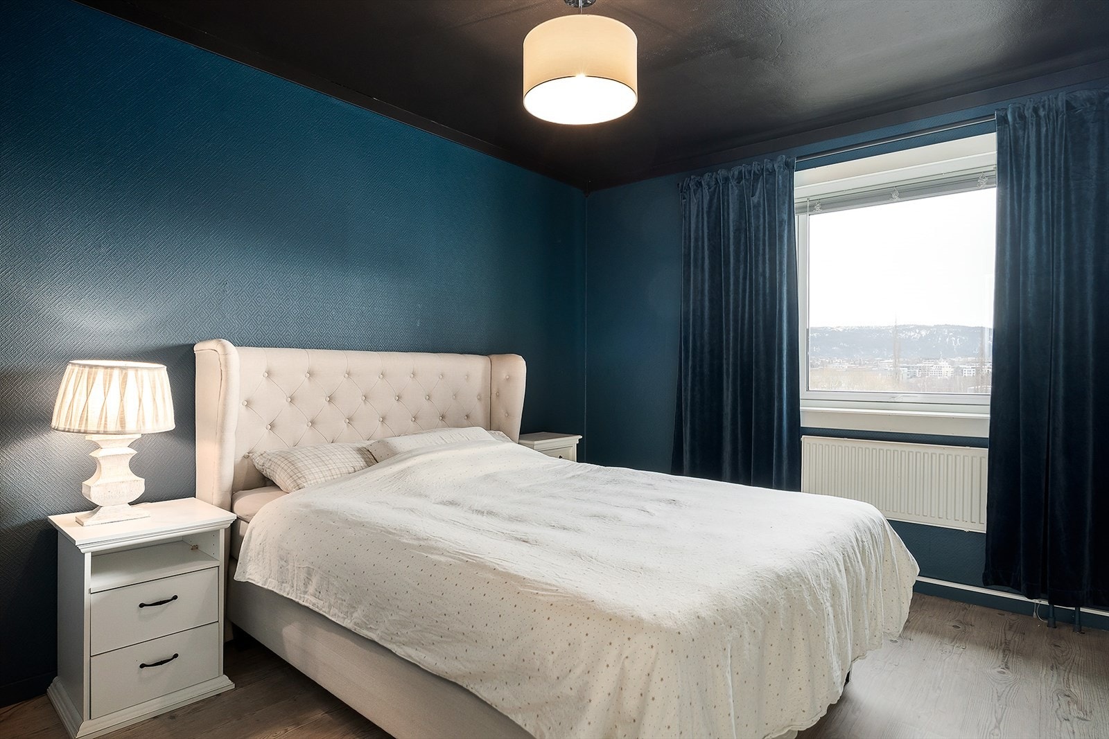 Hovedsoverommet er malt i en mørk tone som gir en god atmosfære når kroppen skal hvile. Galleribilde