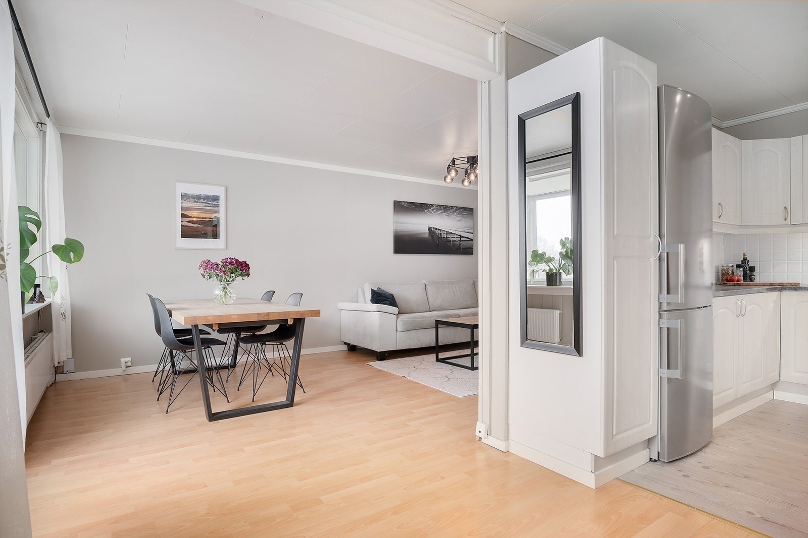 Stuen er lys og trivelig. Dette rommet ble oppfrisket i 2026 og er nymalt. Galleribilde